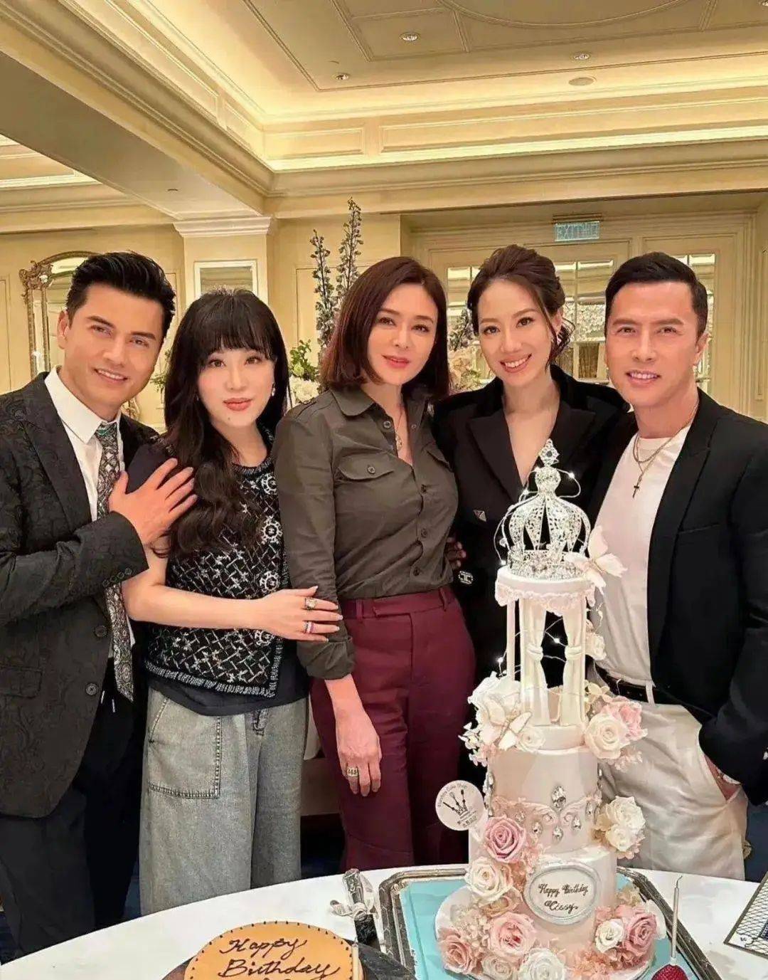 原创62岁关之琳与69岁吕良伟豪宅内聚餐真是越穿越年轻美丽又帅气