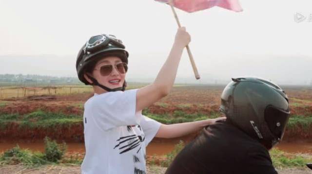 大s坐摩托车小s坐摩托车范晓萱坐摩托车赤裸裸的差距