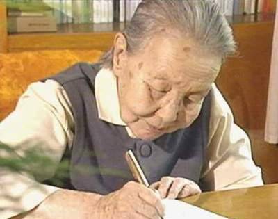 原创文学大师冰心离世后孙子为何在她墓碑上做了此事与其父亲有关