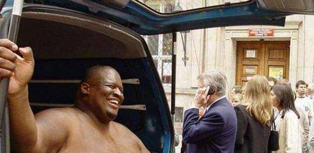 随着曝光率的增加,亚伯勒的粉丝越来越多,他参加了脱口秀,众人在他的