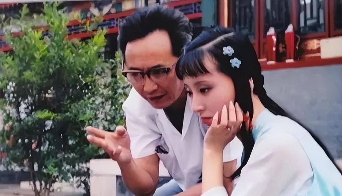 主持人问:红楼梦美女那么多,王导你"近水楼台先得月"了吗?