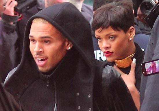 原创流行天后蕾哈娜遭初恋男友暴力对待被父亲当商品出卖