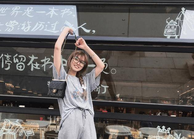 她还是一位小有名气的网红,曾经的时候被人称作"小angelababy"