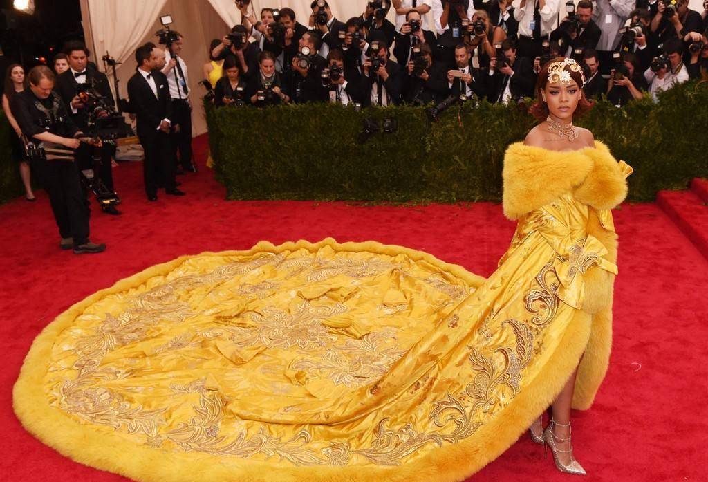 原创流行天后蕾哈娜遭初恋男友暴力对待被父亲当商品出卖