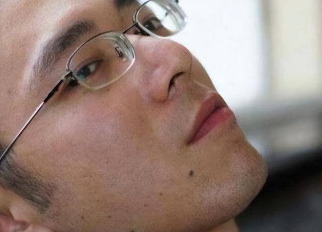 鼻毛外窜的男人,有何不同之处?鼻毛变白说明了什么?看完涨知识