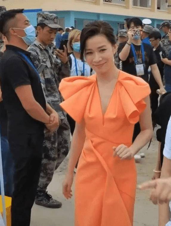 佘诗曼农村做公益脚踩10厘米恨天高走在土路上一举动暴露素养