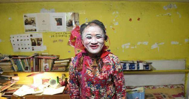 大喜哥穿女装20多年,"变"回男人不适应,现在仍渴