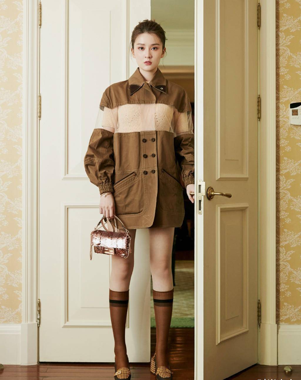 原创乔欣晒私服照穿蓝白格纹衬衫当裙穿配粗跟鞋大秀漫画腿