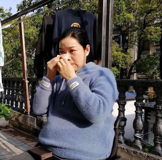 尹厚萍瘫痪以后,她的同学丈夫也确确实实对她非常关心和照顾.