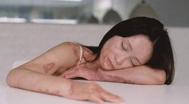 原创周岩因拒绝富二代追求花季少女被烧伤毁容富二代结局如何