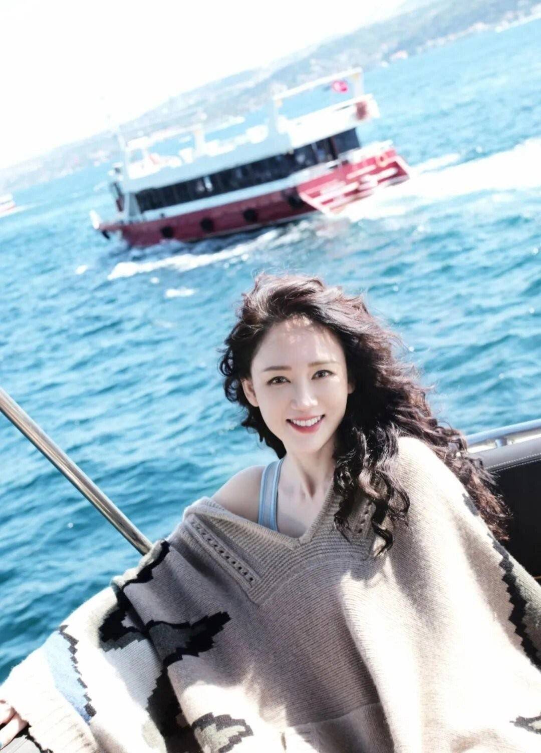 原创陈乔恩结婚后烫了羊毛卷穿吊带半身裙去度假44岁美出新高度