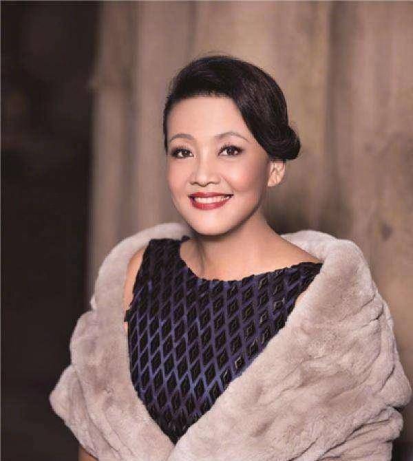 大s婆婆久违现身一身牛仔跳迪斯科61岁穿衣时髦依旧玩得开