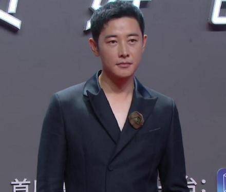 原创唐嫣产后红毯首秀波点短裙超性感罗晋灰头土脸热巴面纱妆赢了