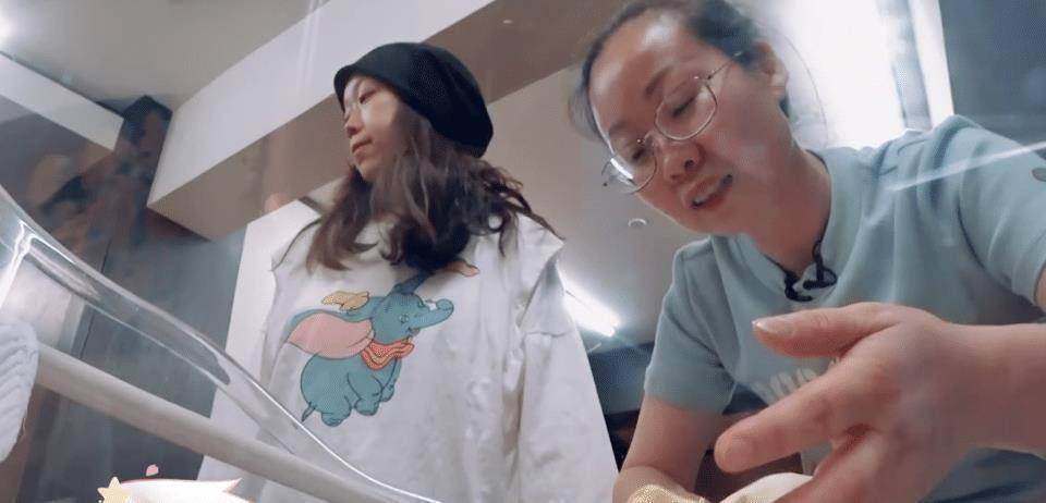 原创产后拒绝给儿子喂奶王斯然被父亲怒斥过分gai特别神经质