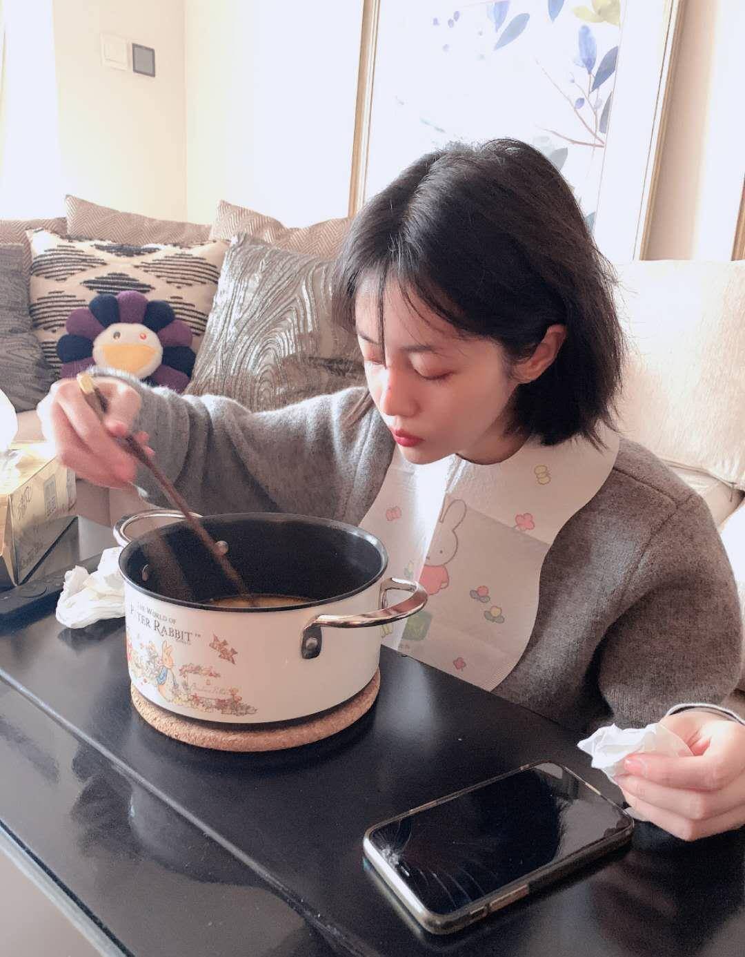 李溪芮寡淡长相被吹上天时尚西装却穿成飞机场离开杨幂后越来越没存在