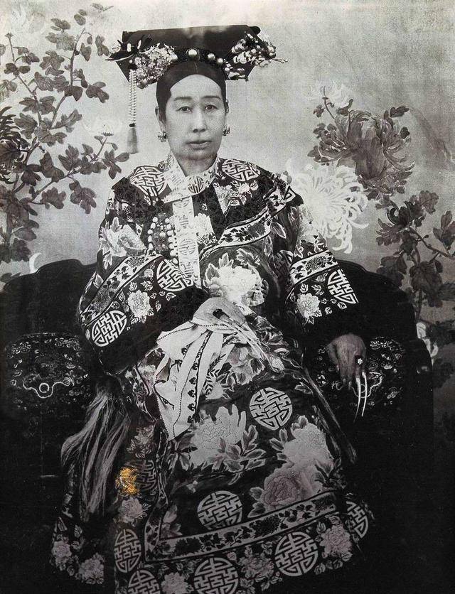 然而在查阅相关历史人物外貌介绍时,却发现大家对慈禧的外貌评价并不