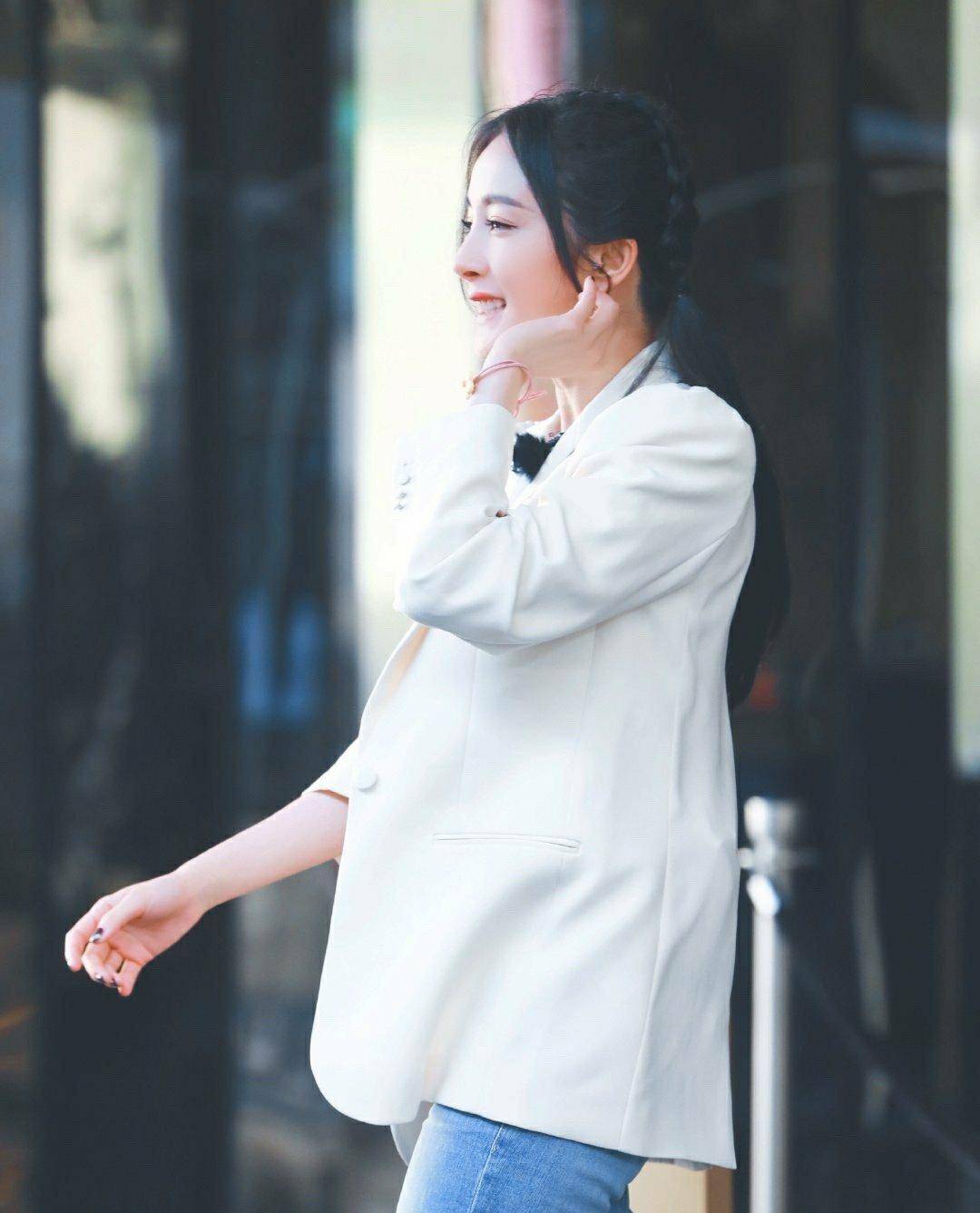 原创密室大逃脱复工第一期杨幂举动引热议要不要这么不避嫌