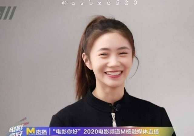 原创新谋女郎获年度最具潜力演员穿小黑裙拿红花笑靥如花像章子怡