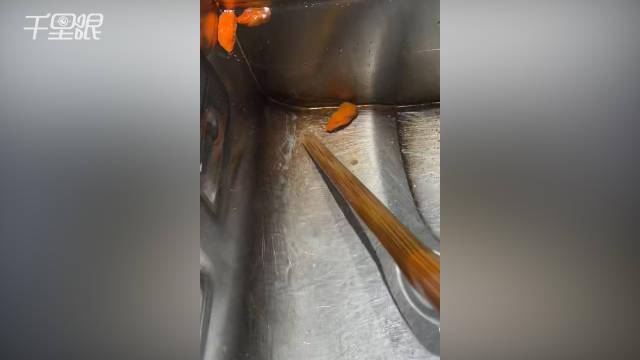 海底捞锅底用筷子戳出污垢门店回应正处理