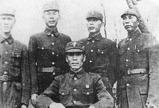 守卫四行仓库的指挥官团附谢晋元和副团长到底有什么区别