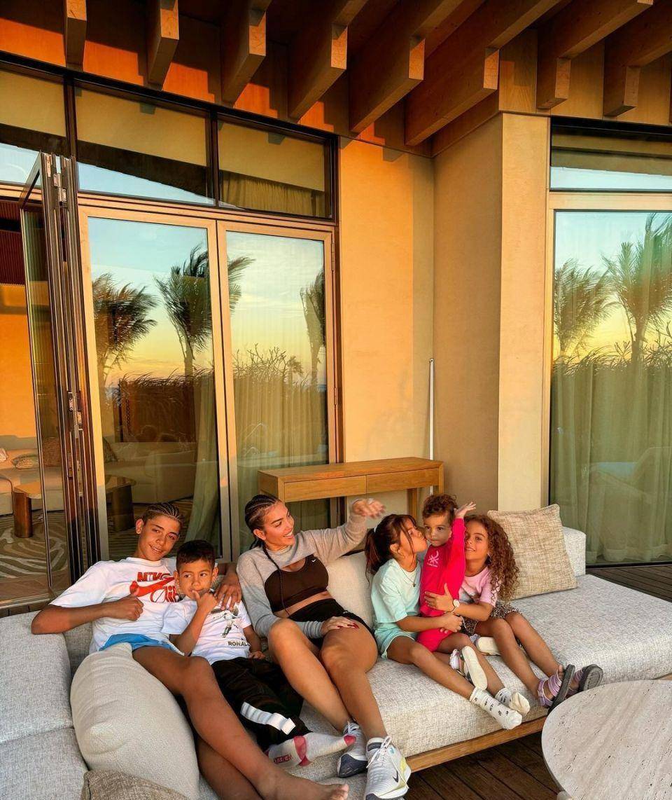 乔治娜带6岁龙凤胎在健身房锻炼,像c罗一样,西班牙名媛背影惹眼