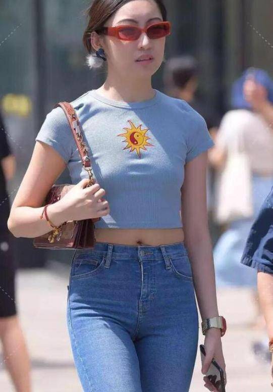 原创夏季新潮百搭露脐绣花上衣配直腿牛仔裤让你赚足了回头率