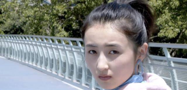 张子枫参加北电献血活动,打扮低调,帽子上的logo却很抢眼_刘家祎_明星