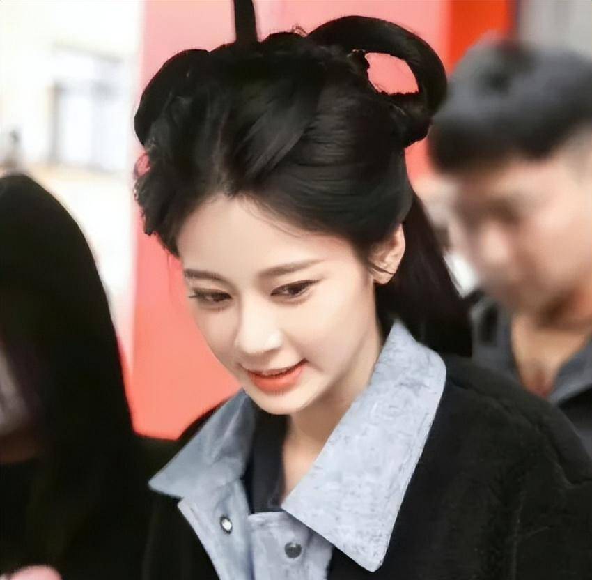 现在的妆容:这是女主角白露现在的妆容:这不,"临江仙子"的造型一出