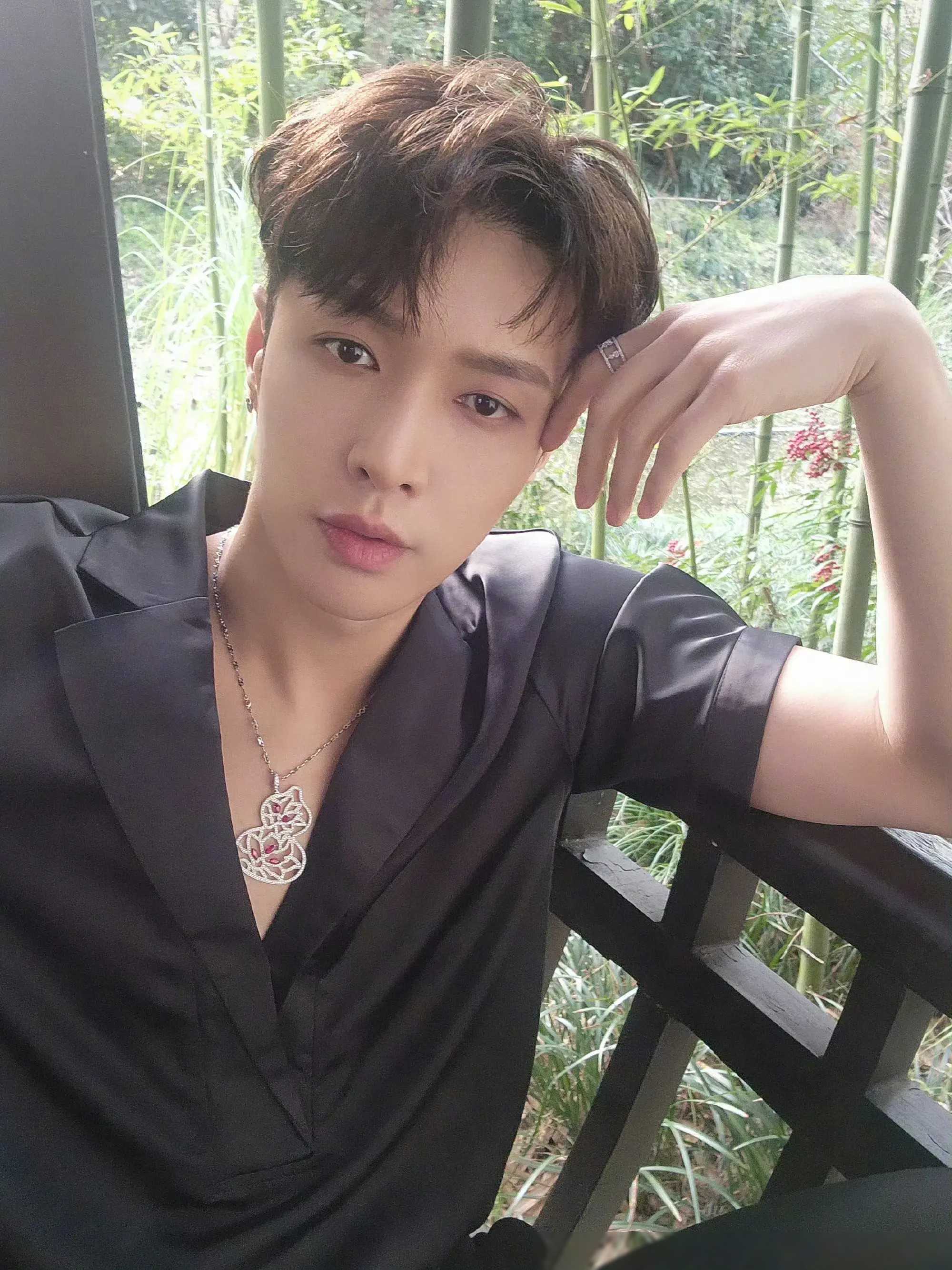 张艺兴坚守底线拒绝陪酒陪玩坚持规范穿着勇担责任