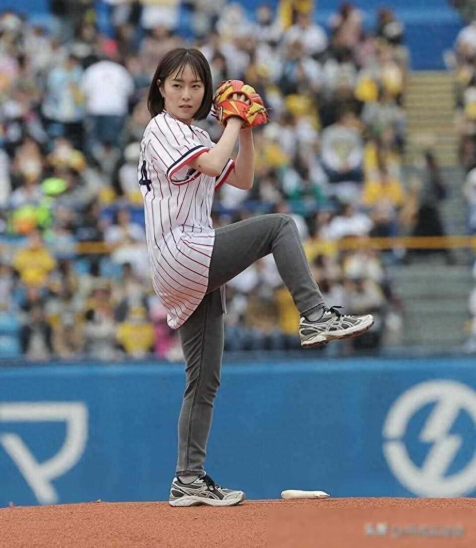 石川佳纯亮相巴黎奥运会解说与棒球开球,月色下的精彩瞬间