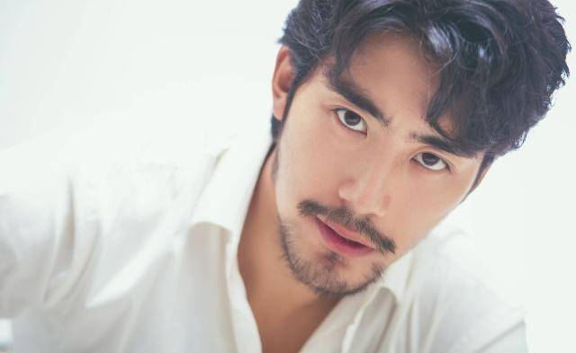 原创大长脸粗胡茬曾经丑模的他竟帅成国际范还成荧屏霸道总裁