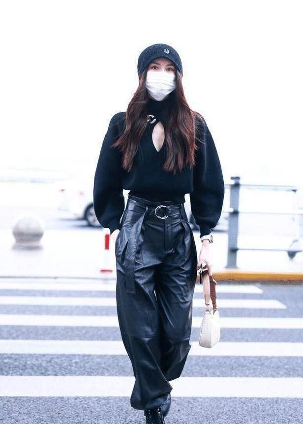 如今非常流行的裤装款式就是束腿裤了其实对于服装的搭配,很多时候