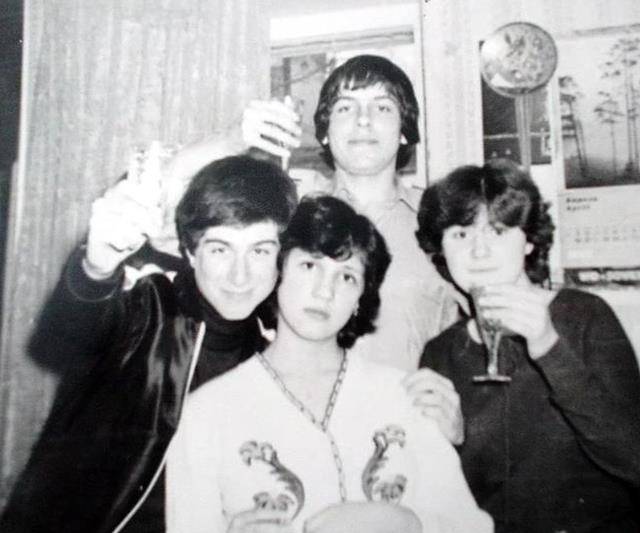 当年上中学的时候,便已经向初恋求爱,大学更是狂追校花.