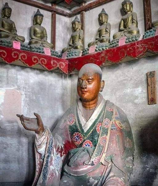 原创山东灵岩寺一尊罗汉崩裂僧人上前一看发现有五脏六腑