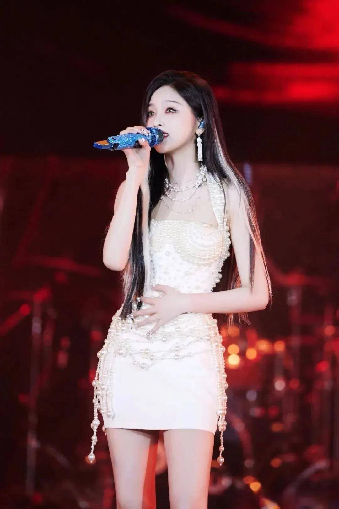 吴宣仪是一位中国内地流行乐女歌手,演员.