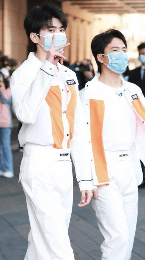 原创蔡徐坤路透照流出穿白色运动服亮相干净清爽少年感满满