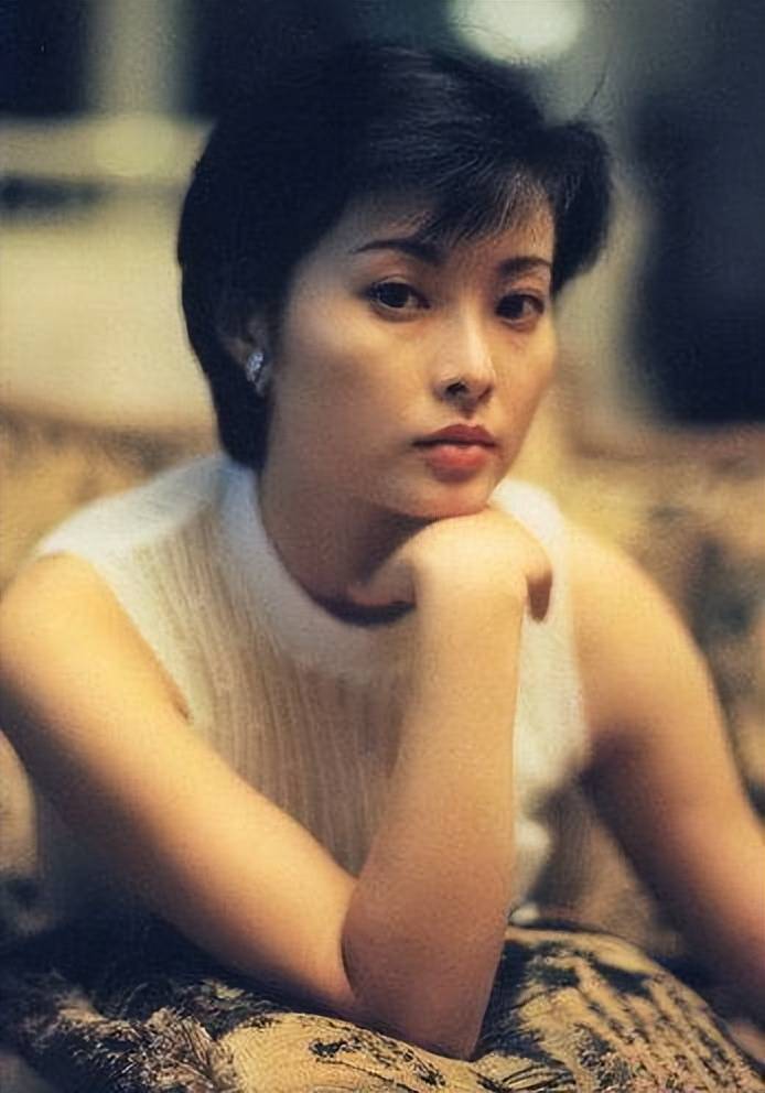 观众们折服于她精湛的演技,殊不知,袁立的感情生活也是精彩纷呈堪比