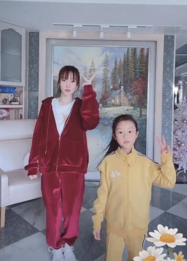 年龄阶段的人,这不辣妈李小璐一身酒红色的运动套装,很甜美,小甜馨一