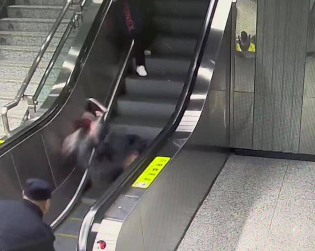 上海一女子半截身体被"卷"入电梯一事已成立调查组.