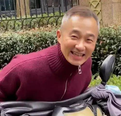 原创52岁主持人程雷罕见露面和女粉丝合影显帅气曾被传因肝病去世