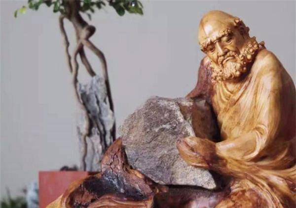 根雕作为民间艺术瑰宝,每件作品都饱含匠人心血,一些栩栩如生的艺术品