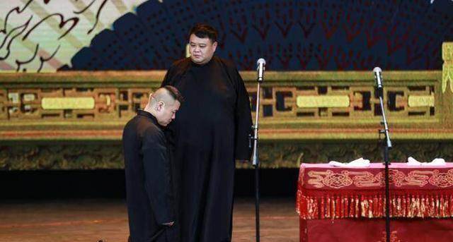 原创大魔王岳云鹏强势回归喜剧人现场下跪被调侃网友魔王式摆平