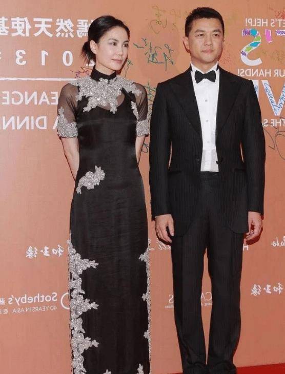 王菲早前旧照流出穿银花旗袍气质清冷不愧是天后