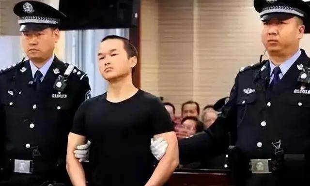 原创张扣扣13岁目睹母亲被害22年后为母报仇杀了仇家满门