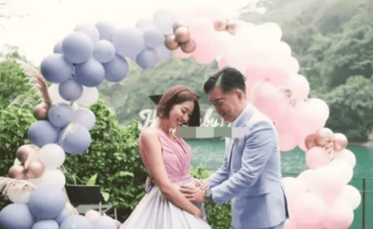 39岁刘伊心官宣三胎63岁富豪老公举办派对夫妻秀恩爱庆祝