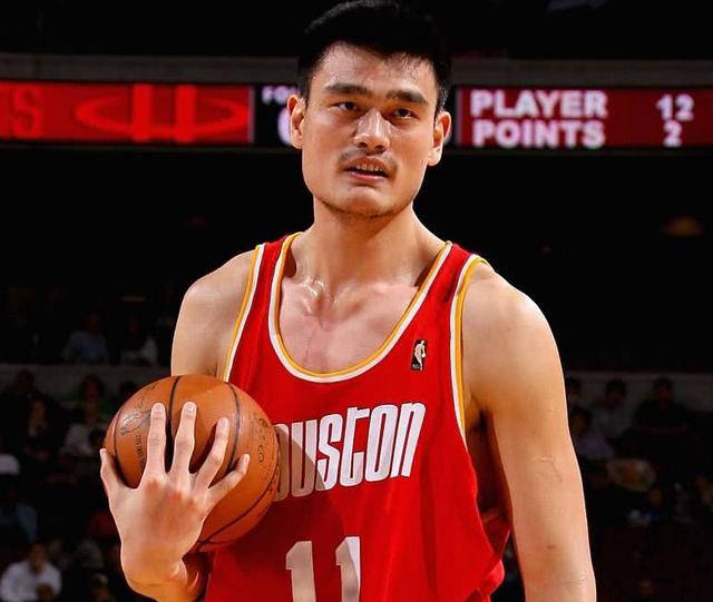 姚明多次战胜霍华德:中国篮球巨星的辉煌篇章