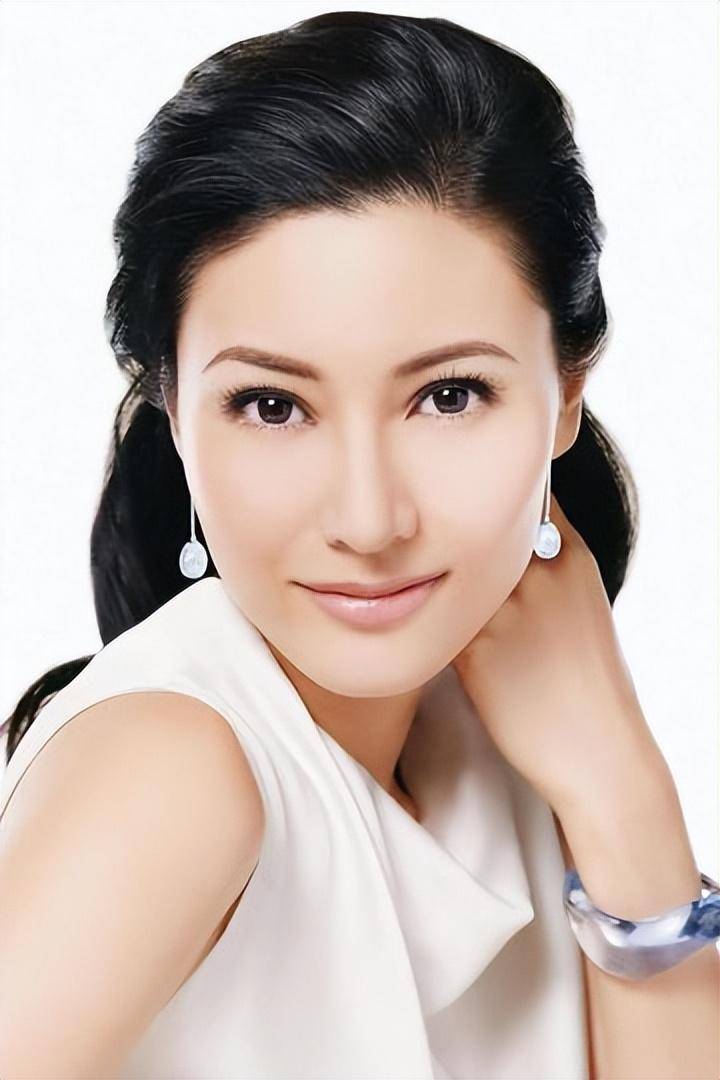 1995年的《堕落天使》中,李嘉欣与黎明,金城武等人共同演绎了一段都市