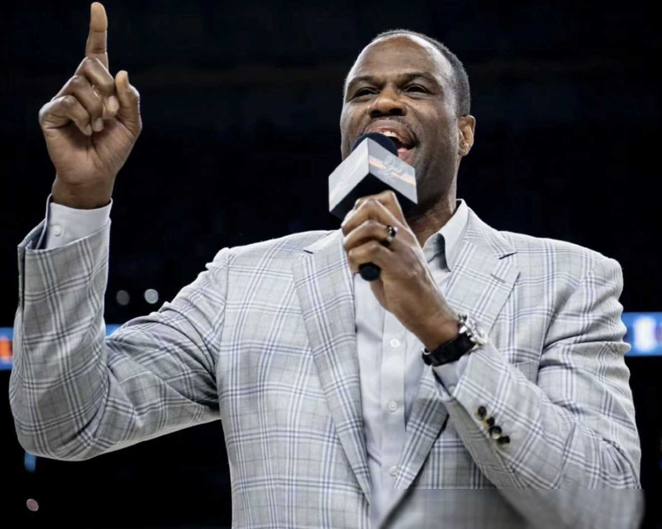 9,大前锋:卡尔马龙,号码11,被誉为"犹他双煞"之一,虽未能获得nba总