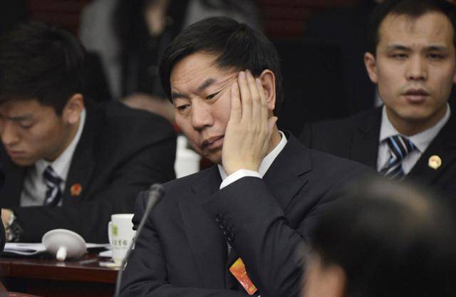 一定空间内,他挥斥方遒,解决着拆迁后的安置问题,为百姓与黑恶势力