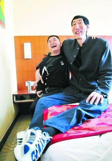 中国第一巨人鲍喜顺身高2361米不顾医生劝阻执意生子